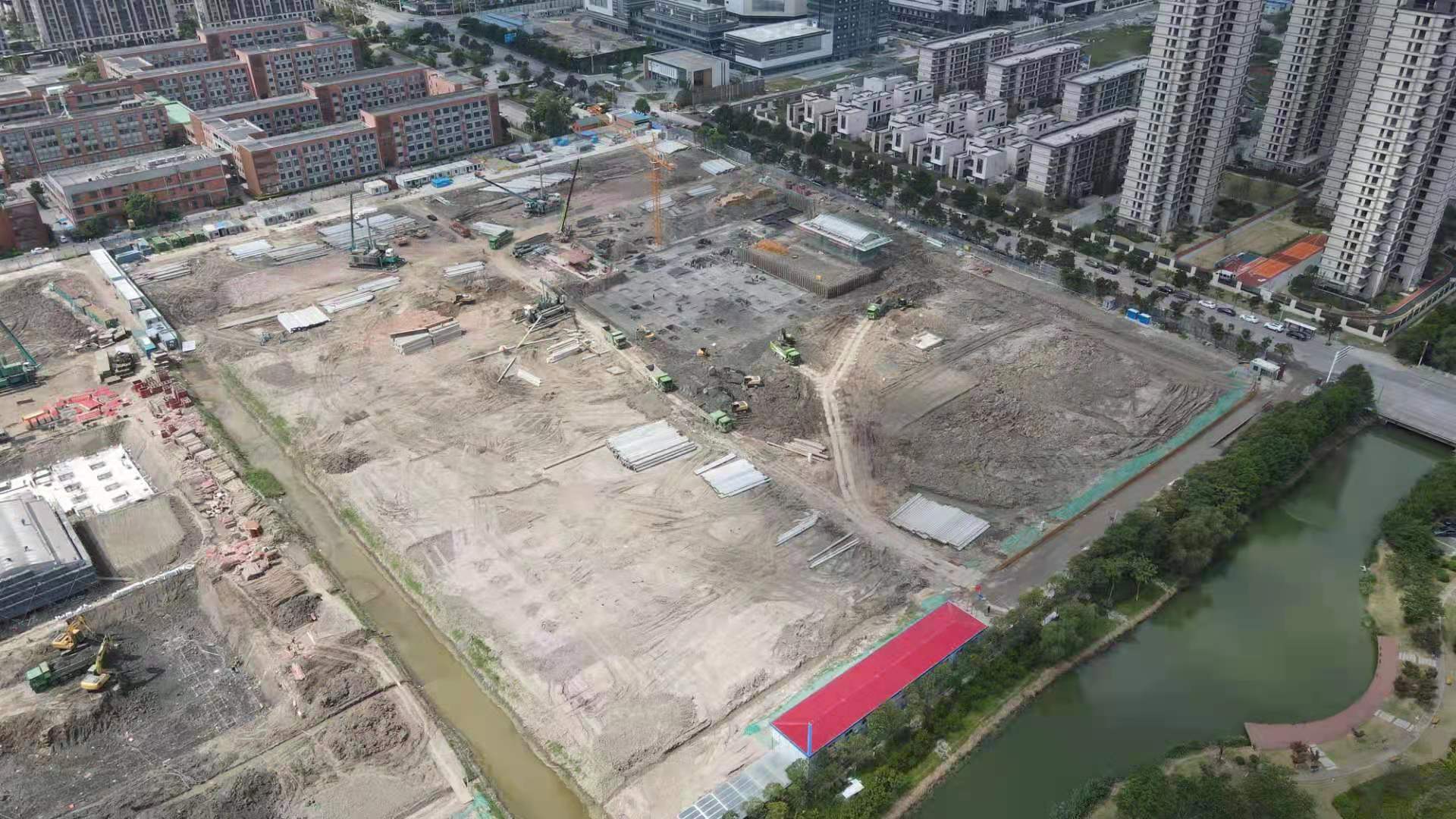 我們是一家集工業(yè)與民用建設(shè)、安裝、裝修裝飾、地基與基礎(chǔ)、大型土石方、市場開發(fā)為一體的施工總承包企業(yè)。